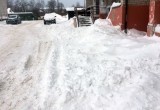Снежная лавина сегодня свалилась с крыши дома