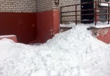 Снежная лавина сегодня свалилась с крыши дома