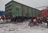 Появились подробности и новые фото с места опрокидывания вагонов товарного поезда под Вологдой