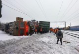 Появились подробности и новые фото с места опрокидывания вагонов товарного поезда под Вологдой