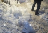 Несколько часов назад ледяная глыба едва не свалилась на прохожих в Тепличном микрорайоне