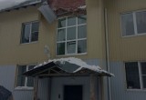 Под Вытегрой сошедшая с крыши снежная глыба серьезно повредила многоквартирный дом