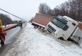 На трассе «Вологда - Новая Ладога» в гололед фура улетела в кювет, но её смогли…