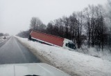 На трассе «Вологда - Новая Ладога» в гололед фура улетела в кювет, но её смогли…