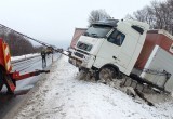 На трассе «Вологда - Новая Ладога» в гололед фура улетела в кювет, но её смогли…