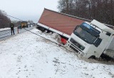 На трассе «Вологда - Новая Ладога» в гололед фура улетела в кювет, но её смогли…