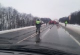 На трассе «Вологда - Новая Ладога» в гололед фура улетела в кювет, но её смогли…