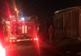 Полыхает второй час: в Череповце горит дом, где запускали фейерверки