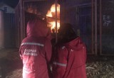 Полыхает второй час: в Череповце горит дом, где запускали фейерверки