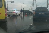 Жесткая авария на Октябрьском мосту спровоцировала серьёзную пробку  