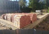 На заброшенную территорию «Дома купца Назарова» в Вологде завезены стройматериалы…