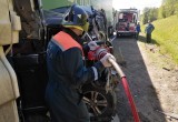 Водитель легковушки оказался зажат в искореженном авто после массового ДТП в Вологодской области