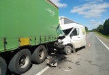 Водитель легковушки оказался зажат в искореженном авто после массового ДТП в Вологодской области