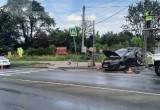 Кроссовер врезался в бетонную опору светофора на оживленном шоссе в Вологодской области