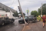 Кроссовер врезался в бетонную опору светофора на оживленном шоссе в Вологодской области