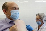 Алексей Плотников пристыдил «антиваксеров» и сделал прививки от коронавируса и гриппа