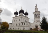 Скромное обаяние цветов храмового парка Николы во Владычной Слободе