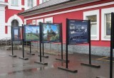 У железнодорожного вокзала открылась фотовыставка под открытым небом