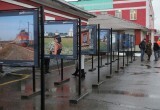 У железнодорожного вокзала открылась фотовыставка под открытым небом