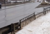 Так вчера выглядел тротуар на мосту Ленинградской.