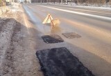 В администрации Вологды признали, что асфальт в городе тает вместе со снегом в оттепель