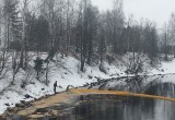 Загрязнение на реке Вытегре ликвидируют ручным способом, убирая грязь и масло с поверхности водоёма