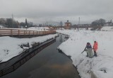 Загрязнение на реке Вытегре ликвидируют ручным способом, убирая грязь и масло с поверхности водоёма
