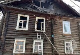 Двухэтажный деревянный дом по неизвестной причине загорелся в Вологодской области