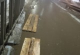 Вологжане просто в бешенстве от «отремонтированного» моста через Шограш: тротуар полностью затоплен и превратился в грязную лужу