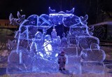 Ледяные царь-колокол, лебеди и Дед Мороз украсили скейт-парк «Яма» в Вологде