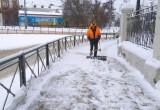 Три звена коммунальщиков освобождают улицы Вологды от снежного плена