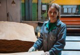 Женщины рабочих профессий - миссия выполнима: череповчанка Олеся Сурова знает о производстве фанеры все