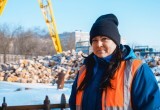Женщины рабочих профессий - миссия выполнима: Наталья Чебыкина однажды упала с высоты 17 этажей, но все равно любит профессию машиниста крана