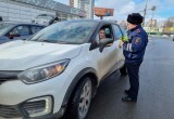 В Вологде инспекторы ГИБДД дарили девушкам-водителям цветы