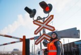 Женщины рабочих профессий - миссия выполнима: Анастасия Махалаева руководит работой железнодорожного переезда