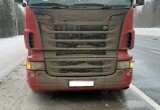 На федеральной трассе в Вологодской области легковушка врезалась в грузовик: пострадали два человека