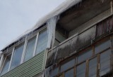 Сосульки-убийцы на домах Вологды: новые снимки гигантской наледи на крышах многоэтажек 
