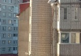 Сосульки-убийцы на домах Вологды: новые снимки гигантской наледи на крышах многоэтажек 