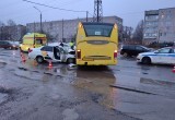 В Вологодской области рано утром водитель такси взял на таран городской автобус