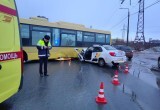В Вологодской области рано утром водитель такси взял на таран городской автобус
