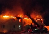 Десятки вологжан в эти минуты остались без крыши над головой: 13-квартирный дом полыхает открытым пламенем