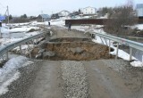 В Вологодском округе на месте разрушенного моста через Шограш ребенка водой затянуло в трубу