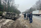 На месте крупной аварии с участием грузовика и легковушки в Вологодской области разлился битум