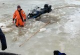 В Вологодской области спасателям пришлось «спасать» затонувший снегоход рыбака-нарушителя