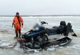 В Вологодской области спасателям пришлось «спасать» затонувший снегоход рыбака-нарушителя