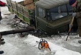 На Вологодчине спасатели продолжают вытаскивать провалившиеся под лед грузовики, мотобуксировщики и снегоходы