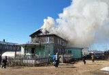 Четырехквартирный деревянный дом горит в эти минуты в Вологодской области