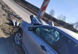 На федеральной трассе под Вологдой молодой водитель иномарки не рассчитал скорость и врезался в столб