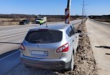 На федеральной трассе под Вологдой молодой водитель иномарки не рассчитал скорость и врезался в столб