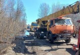 Многотонный автокран утонул в кювете на трассе в Вологодской области
